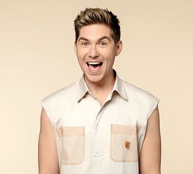 Укусила муха ЗеЗе: Остапчук зняв влучну пародію про навалу зірок шоубізу в політиці. ВІДЕО