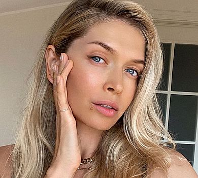 Справжня я: Брежнєва в купальнику та кросівках подуркувала на камеру 