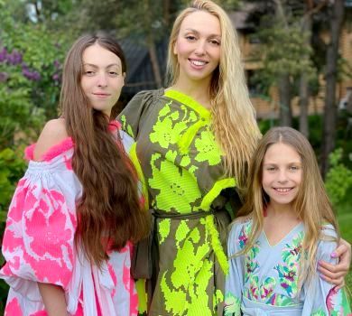 Полякова з босоногими доньками попозувала на траві у вишиванках