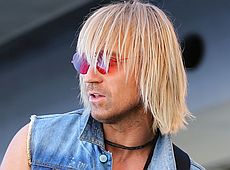 Винник посеред хмарок вдав із себе брутального рокера. ВІДЕО 