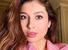 Жінка Ярославського під снігом Парижа вигуляла рожевий тотал лук 