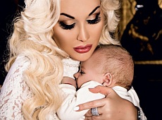 Хрестини двійнят Бужинської: 75 гостей, 10 срібних ложок та грамота від Папи