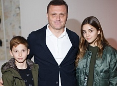 Льовочкін з дітьми прийшов подивитися, як дружина роздає своє мистецтво. ФОТО