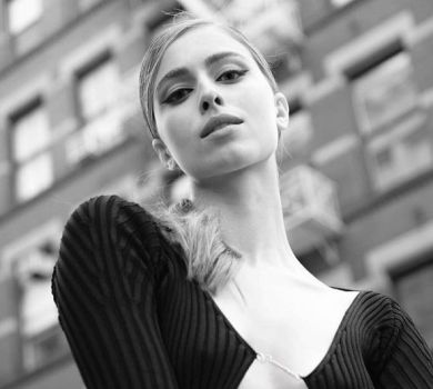 Онука Ротару у Нью-Йорку ледь прикрила груди дизайнерською кофтинкою. ФОТО