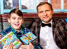 Скрипка дітям на свята дарує практичні речі, а гостей частує салом і борщем