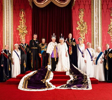 Дві сукні Кейт, триб’ют Єлизаветі II та песики Камілли й Чарльза: цікаві деталі королівських луків з офіційних портретів