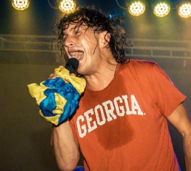 Донька Скрябіна передала на благодійний аукціон легендарну футболку батька