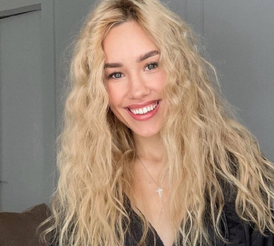 Леопард, пір'я та бездонне декольте: Квіткова показалася після розставання з Добриніним