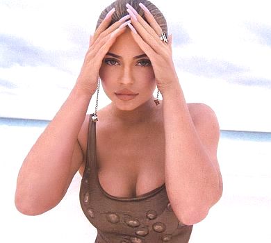 Кайлі Дженнер із нарощеною суперкосою похизувалася формами в купальнику