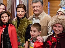 Порошенко з родиною привітав українців з Різдвом. ВІДЕО