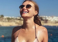 НеАнгел Слава в мокрому купальнику посвітила пірсингом у пупі