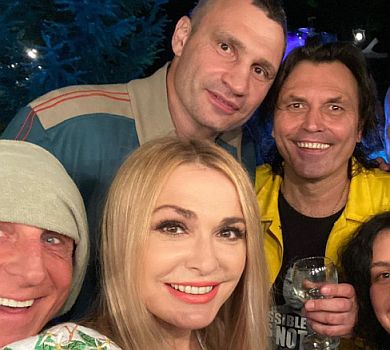 Салют, театр і торт з боксерською рукавичкою: як Кличко 49-річчя святкував. ФОТО