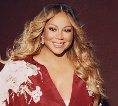 Мерая Кері в обтислих нарядах попозувала для глянцю і розказала про ідеальне Різдво. ФОТО