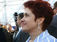 Люся Янукович ходить по магазинах з іншим чоловіком