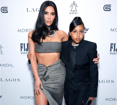 Кардашян з екстремальним розрізом привела на премію 9-річну доньку в чорному. ФОТО