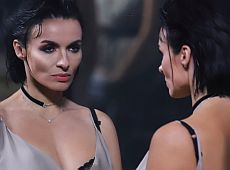 Мейхер у кліпі на пісню Альоші оголила стегна на шиї у блондина