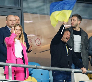 Тищенко, Холодницький та Богдан із подружкою повболівали з Україну у грі з Португалією