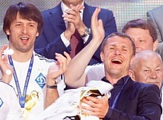 Полякова в трусах-вишиванці та червона Огнєвіч заспівали для Динамо