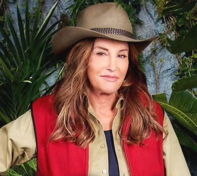 70-річна колишня вітчим Кардашян у купальнику опинилася в джунглях. ФОТО