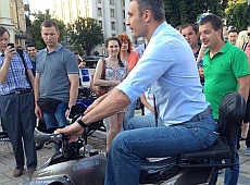 Мерські катання: Кличко випробував електромобіль та сегвей. ФОТО 