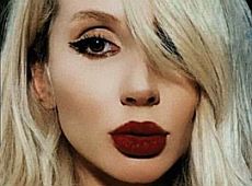 Лобода потішила мережу ледь прикритими грудьми та шпагатом у повітрі