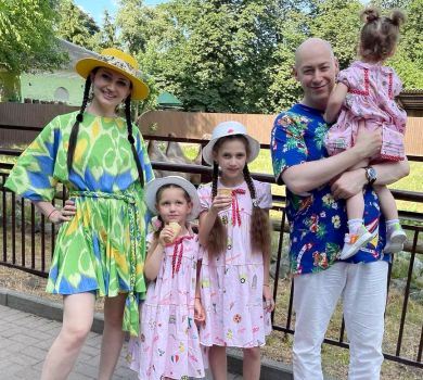 Гордон у веселій сорочці та його жінка у міні зводили трьох доньок до зоопарку