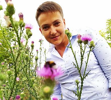 Савченко романтично попозувала на Балтиці та пішла купатися в платті