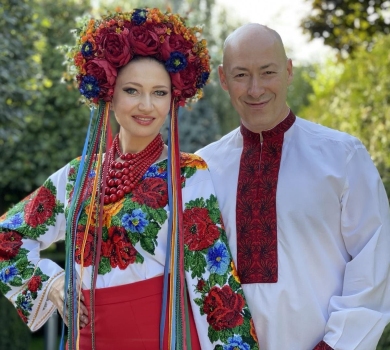 Бережіть себе, хлопці: дружина Гордона заспівала для захисників України улюблену пісню своїх шкільних років