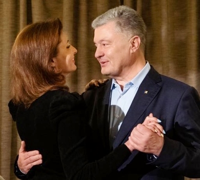Марина Порошенко з синім манікюром пригорнула чоловіка для романтичного ФОТО. ОНОВЛЕНО
