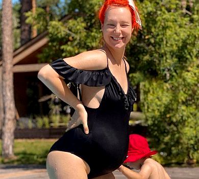 Заряджається сонцем перед пологами: вагітна Тарабарова в купальнику показалася на заміському відпочинку