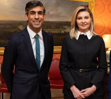 Перша леді у монохромі патріотично прикрасила ялинку на Даунінг-стріт