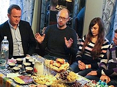 Яценюк пообідав з власниками чебуречної. ФОТО