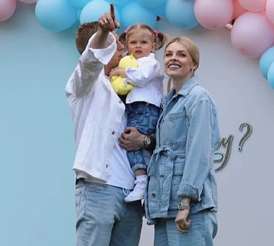 Гол від старшої сестрички: Зінченки на стадіоні яскраво розсекретили стать малюка №2