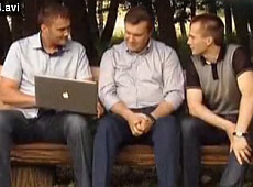 Янукович в інтернеті чатиться з молодим чоловіком
