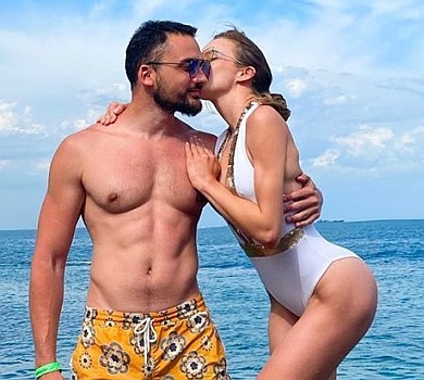 Подруга Едгара Камінського привітала його з днем медпрацівника світлиною в купальнику