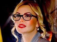 Камалія в образі сексі-секретарки знялася для польського бренду