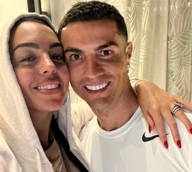 Наречена Роналду в обтислому міні зводила його дітей на модну виставку