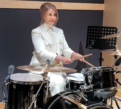 Ударниця Юля: Тимошенко в білому пограла на барабанах. ВІДЕО 
