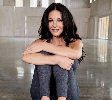 Крутися як зірка: 51-річна Зета-Джонс у купальнику показала вправу з хулахупом