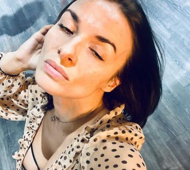 Мейхер у нюдовому боді млосно попозувала у траві