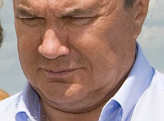 Янукович іменну сорочку вигуляв на помідорах