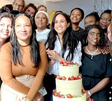 Весела Маркл у джинсах та фартушку подалася у кондитери