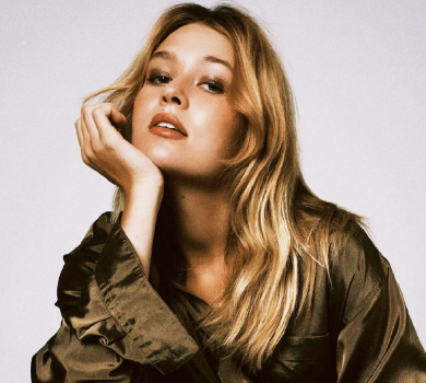 В ніжному міні та обіймах коханого: старша донька Брежнєвої замилувала серією ФОТО