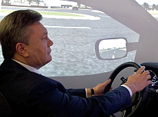 Янукович погрався у пілота Формули-1
