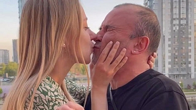 Справжні голуб'ята: Репяхова на камеру зацілувала Павліка