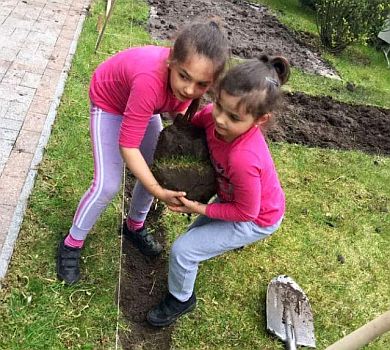 Камалія у леопарді повчила дочок садити город. ФОТО  