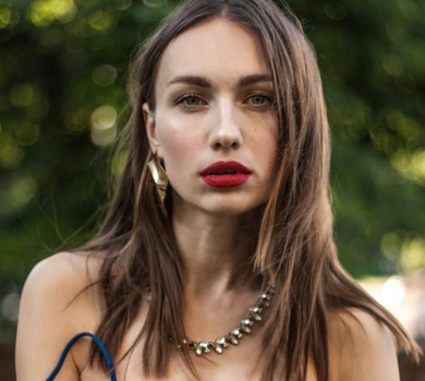 Учасниця Холостяка Варлей у монокіні від Chanel посвітила принадами на узбережжі