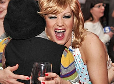 В інтернеті Монро глушить суші з саке, а Ахат скуповує техніку