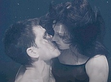 Лобода у новому відео показала підводне кохання та плавців-чемпіонів 