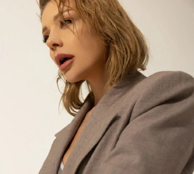 Кароль зняла себе у ліфті в мереживному міні та чоботах